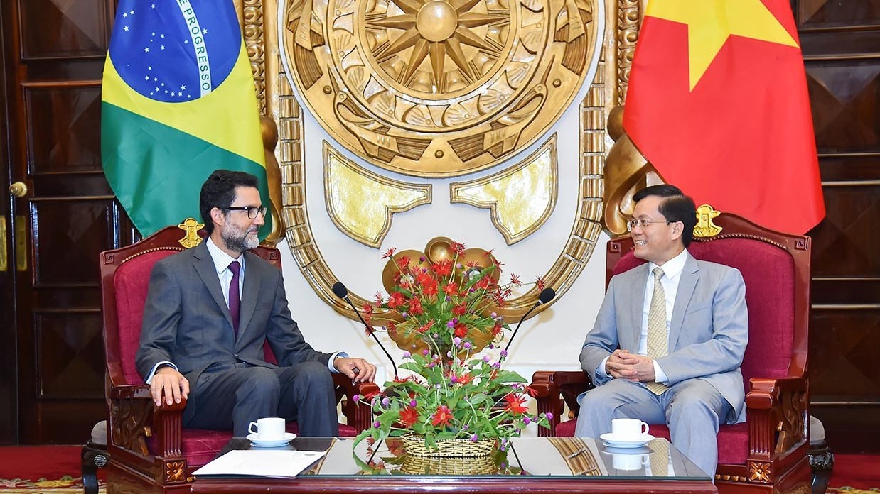 Deputy FM Ha Kim Ngoc receives Brazilian counterpart Eduardo Paes Saboia