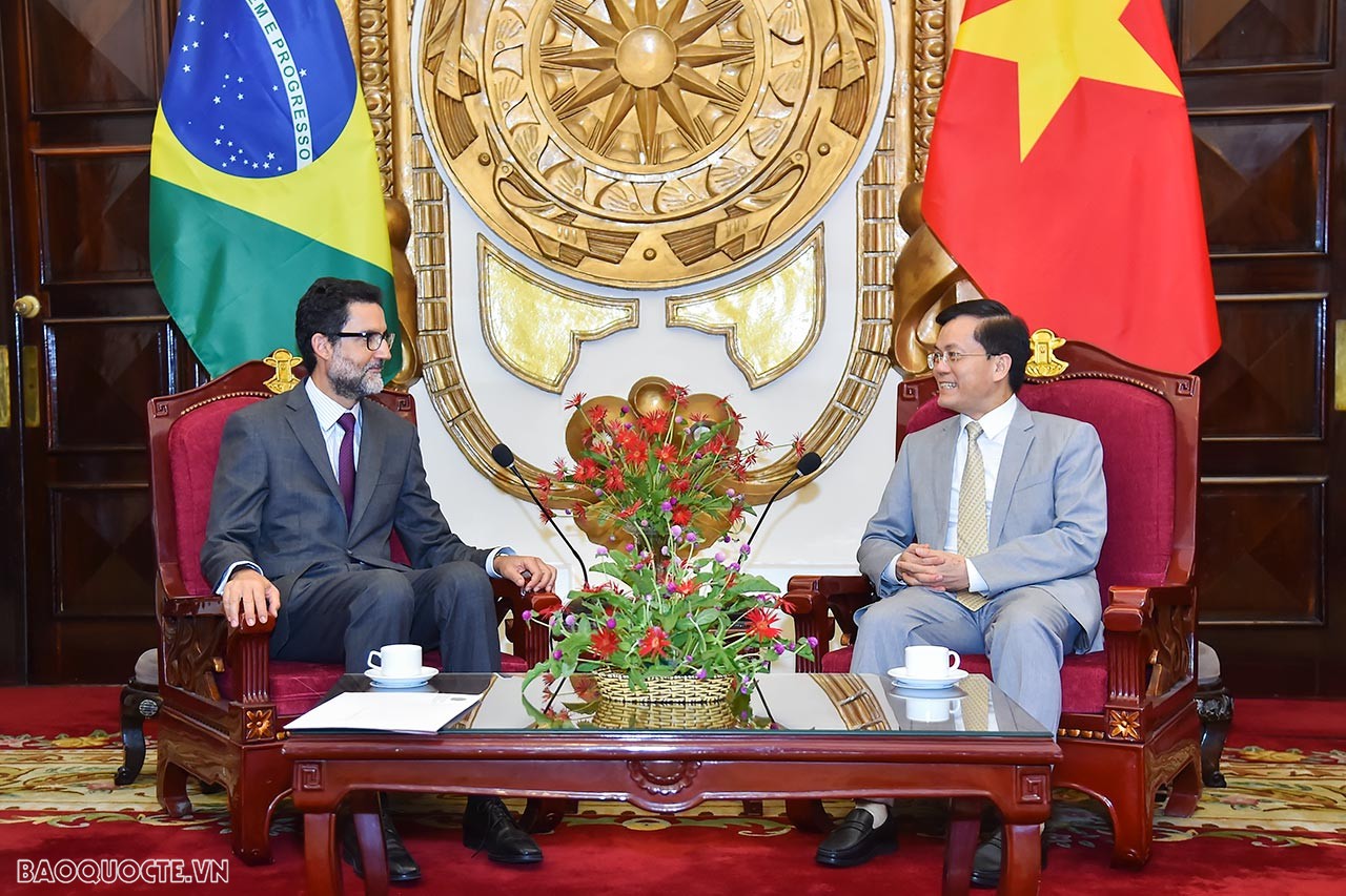 Việt Nam-Brazil hướng tới dịp kỉ niệm 35 năm thiết lập quan hệ ngoại giao vào năm 2024 Deputy FM Ha Kim Ngoc receives Brazilian counterpart Eduardo Paes Saboia