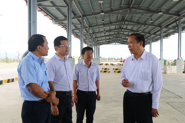 Deputy Minister of Agriculture and Rural Development Phung Duc Tien (R) makes a field trip to Thua Thien-Hue province. (Photo: VNA)