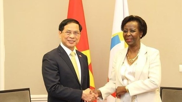 FM Bui Thanh Son met OIF Secretary General, promoting French language training