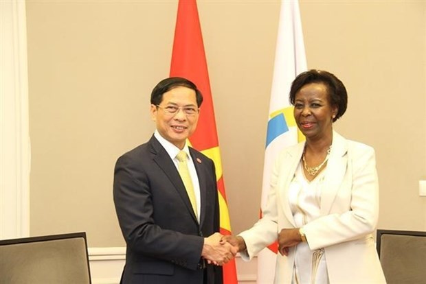 FM Bui Thanh Son met OIF Secretary General, promoting French language training