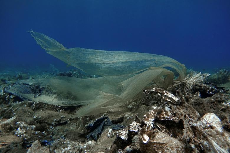 Hình ảnh rác thải nhựa dưới đáy biển, ngoài khơi đảo Andros, Hy Lạp, tháng 7 năm 2019. REUTERS/Stelios Misinas