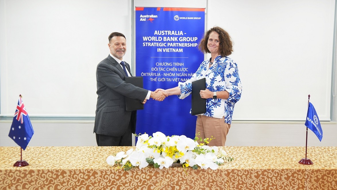 Đại sứ Australia, ông Andrew Goledzinowski và Giám đốc Quốc gia Ngân hàng Thế giới, Carolyn Turk tại Lễ ký kết. (Nguồn: ĐSQ Australia tại VN)