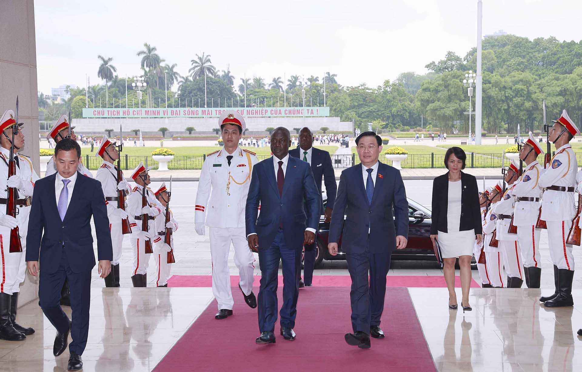 Chủ tịch Quốc hội Vương Đình Huệ đón Chủ tịch Quốc hội Bờ Biển Ngà Adama Bictogo. (Nguồn: TTXVN)