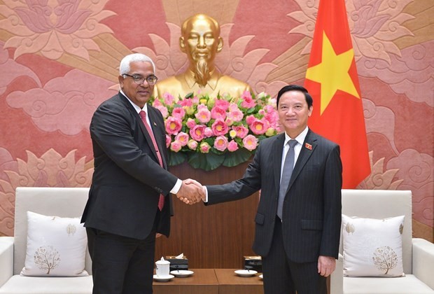 NA Vice Chairman Nguyen Khac Dinh receives Cuban Minister of Justice