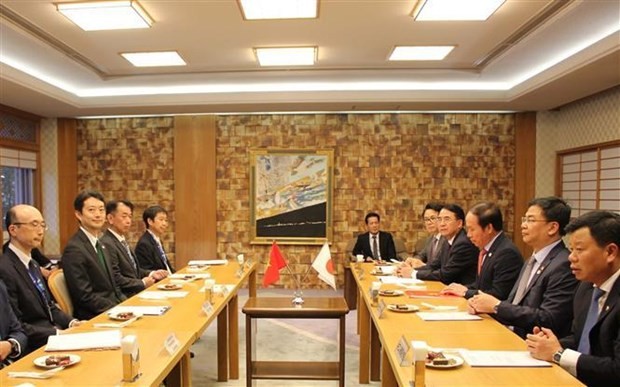 At a working session between the delegation and officials of Chiba prefecture. (Photo: VNA)
