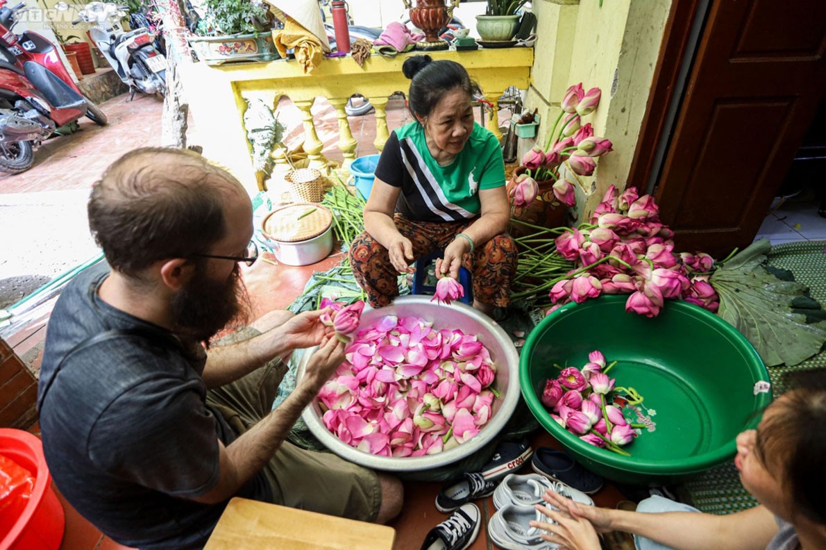 Experiencing lotus tea making in West Lake, Hanoi