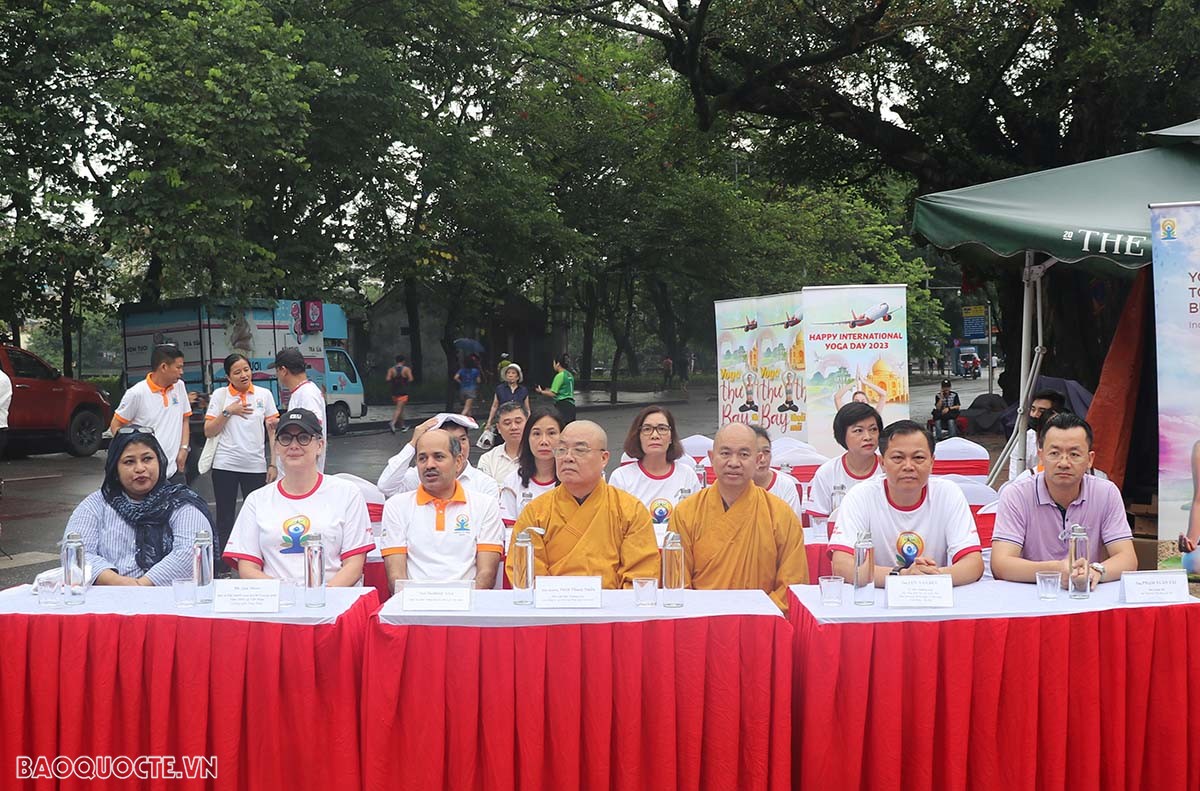 Celebration of International Day of Yoga in Hanoi attracted over 1,000 people
