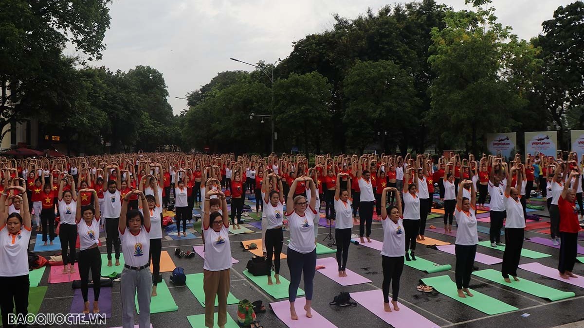 Celebration of International Day of Yoga in Hanoi attracted over 1,000 people