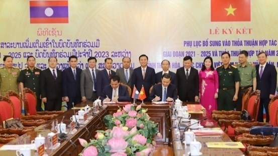 Vietnamese, Lao provinces signed cooperation documents, augmenting all-round relations