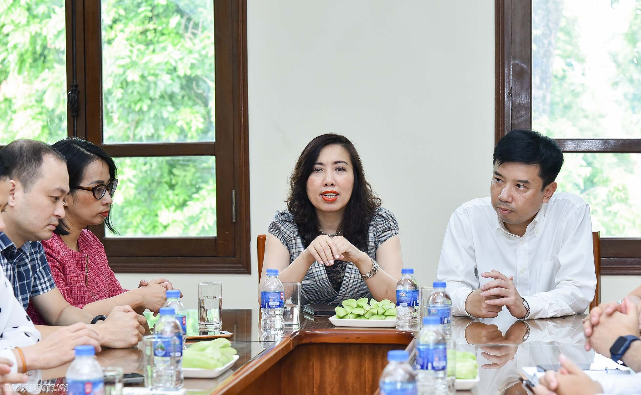 Thứ trưởng Ngoại giao L&ecirc; Thị Thu Hằng ch&uacute;c mừng B&aacute;o Thế giới & Việt Nam nh&acirc;n dịp 21/6