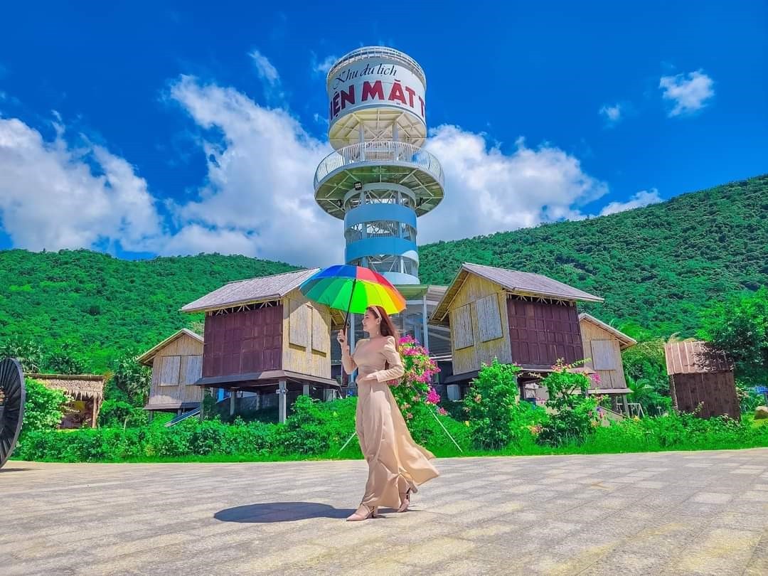Thi&ecirc;n nhi&ecirc;n tươi đẹp dưới ch&acirc;n Sơn Cấm