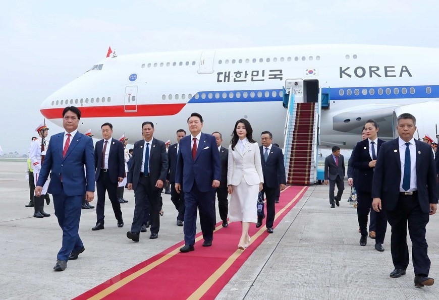 RoK President arrives in Hanoi, starting State visit to Vietnam