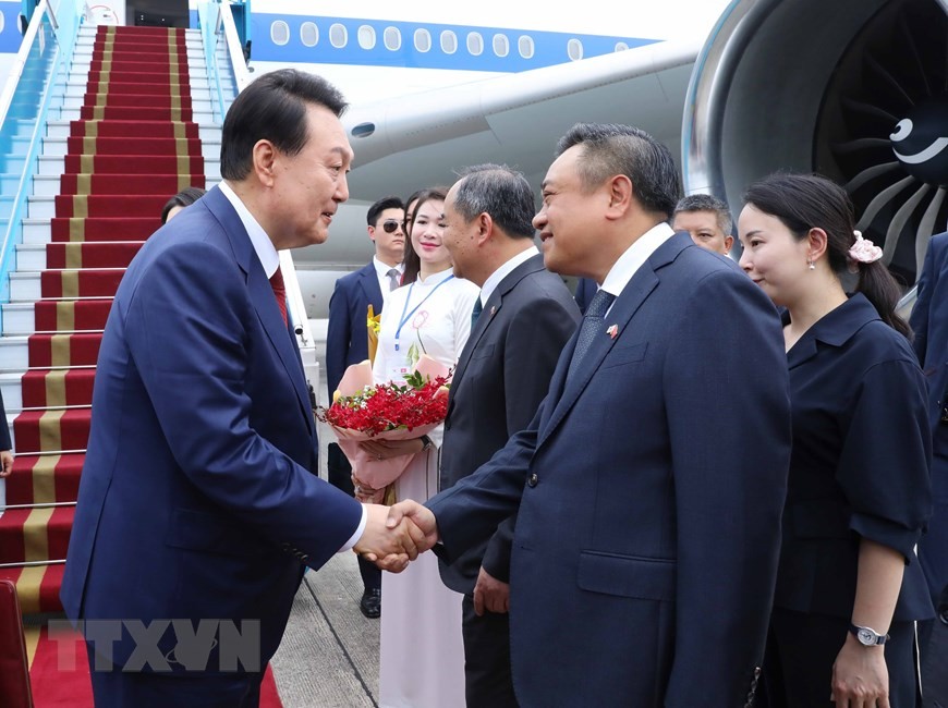 RoK President Yoon Suk Yeol arrives in Hanoi, starting State visit to Vietnam