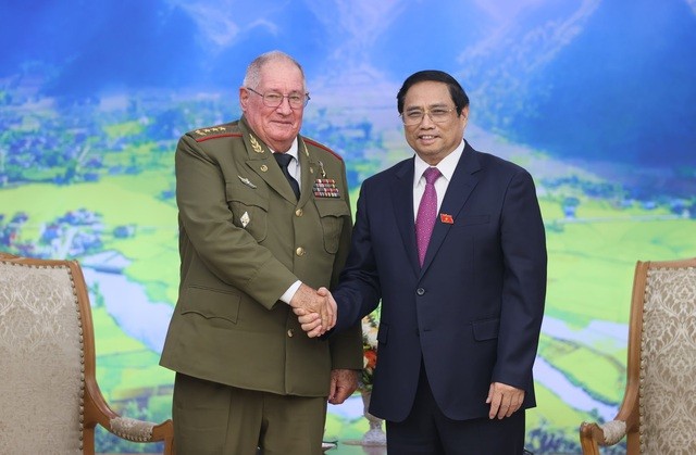 Prime Minister receives Cuban Minister of Armed Forces. (Photo: VGP)