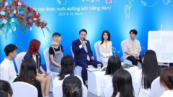 RoK President talks with Hanoi students