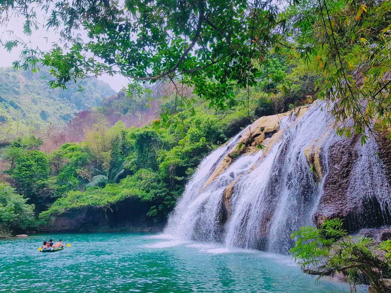 Ta Puong Waterfall 2 offers a lake area of 5,000 square meters, inviting visitors to enjoy swimming and diving to beat the summer heat. (Photo: TITC)