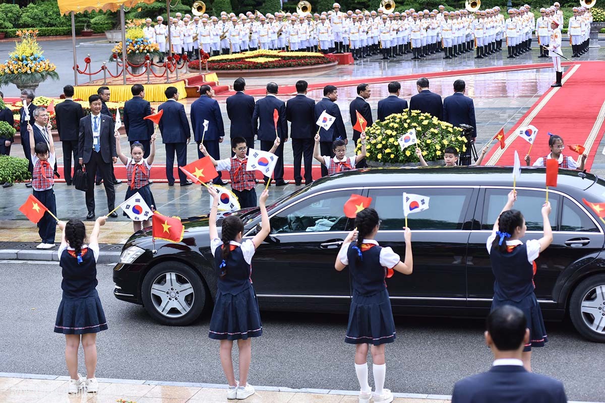 Official welcome ceremony held for RoK's President in Hanoi