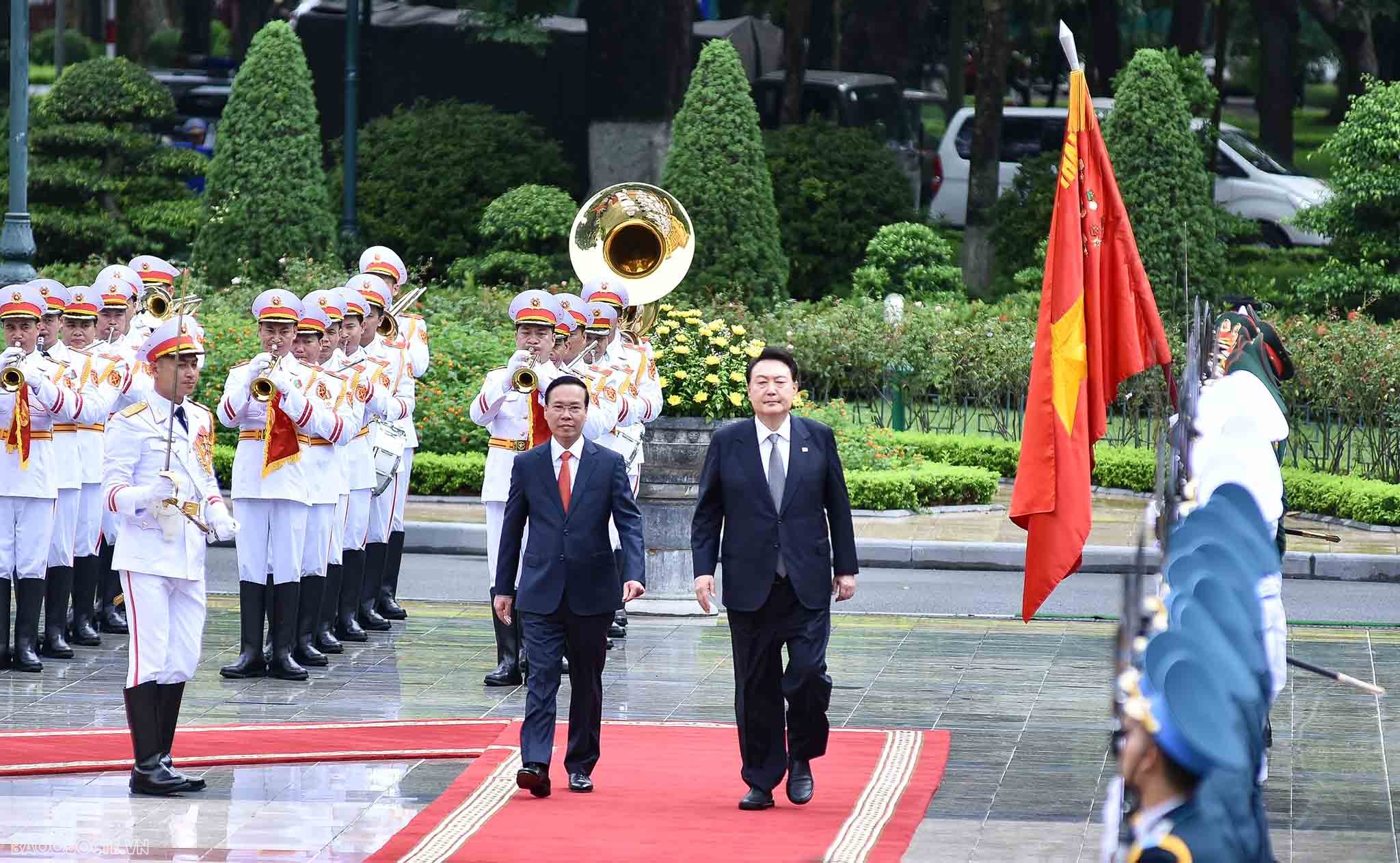 Chủ tịch nước Võ Văn Thưởng và Tổng thống Hàn Quốc duyệt đội danh dự Quân đội Nhân dân Việt Nam.