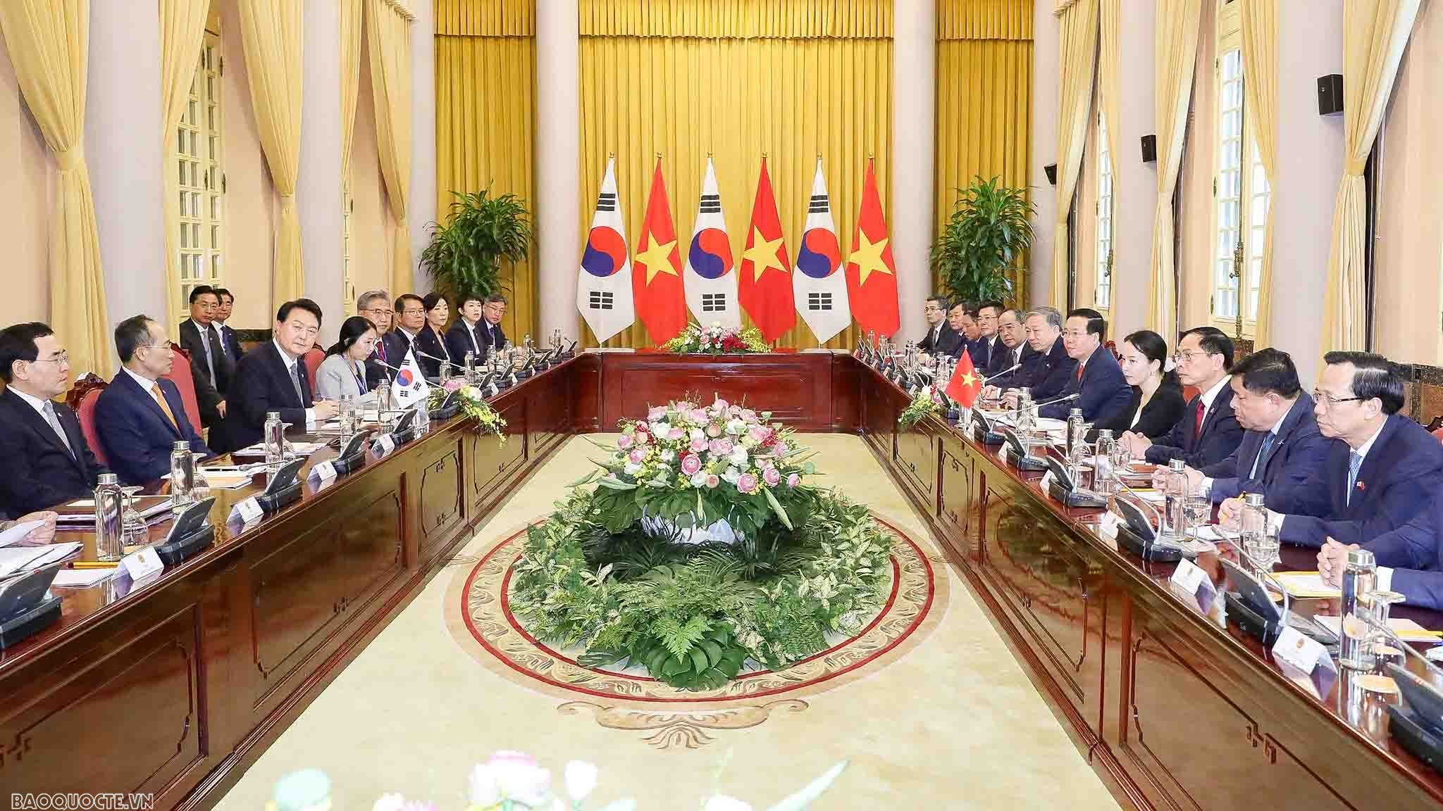 President Vo Van Thuong and RoK President Yoon Suk Yeol hold talks