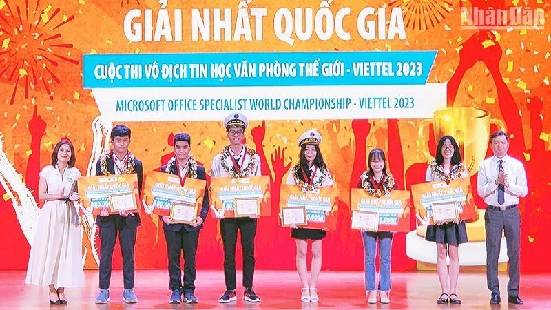 Nine Vietnamese representatives to attend Microsoft Office Specialist Word Championship. (Photo: NDO)