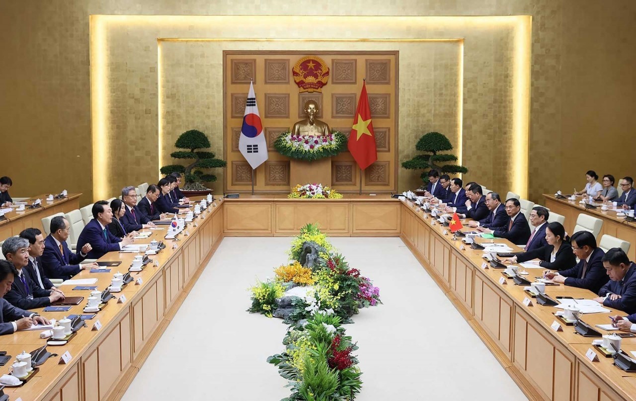 Prime Minister Pham Minh Chinh meets RoK President Yoon Suk Yeol