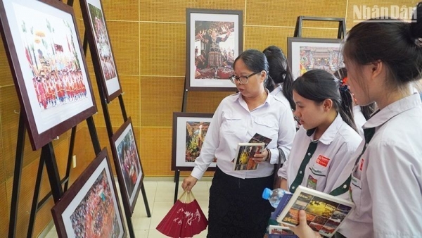 Photo exhibition spotlights Vietnamese, Lao world heritages