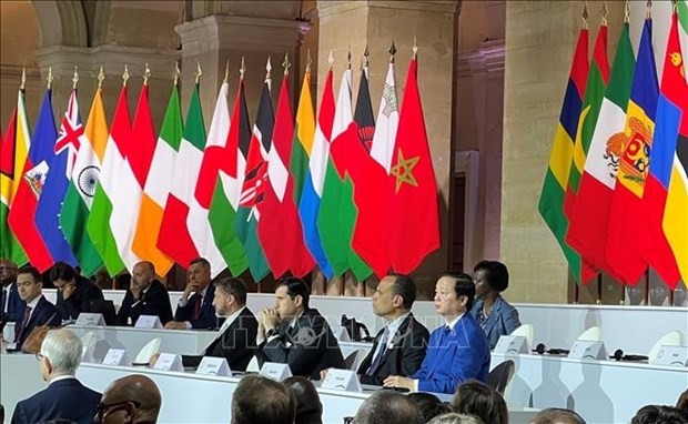 Deputy Prime Minister Tran Hong Ha (R) attends closing session of the Summit for a New Global Financing Pact (Photo: VNA)