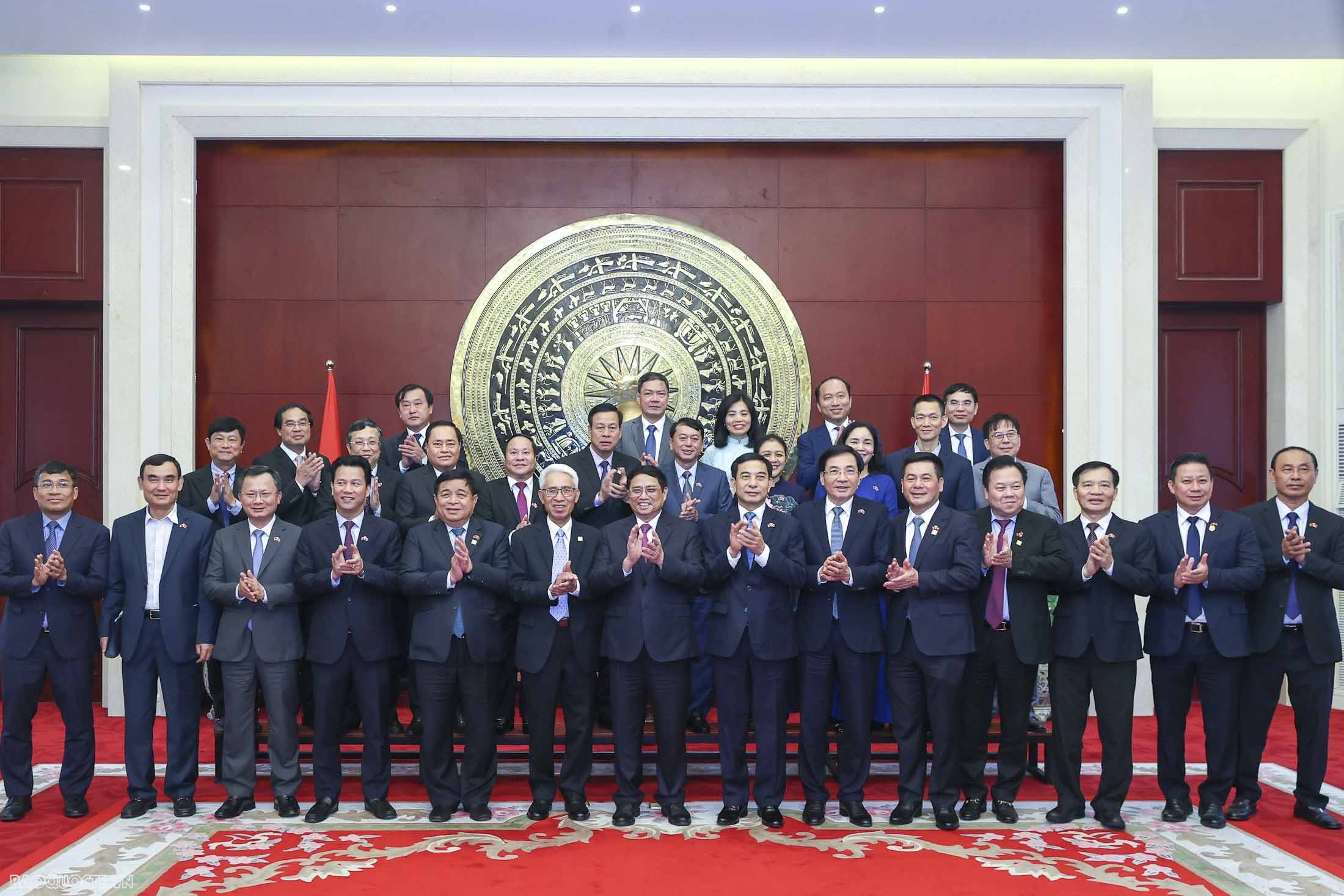 Prime Minister meets Vietnamese community in China