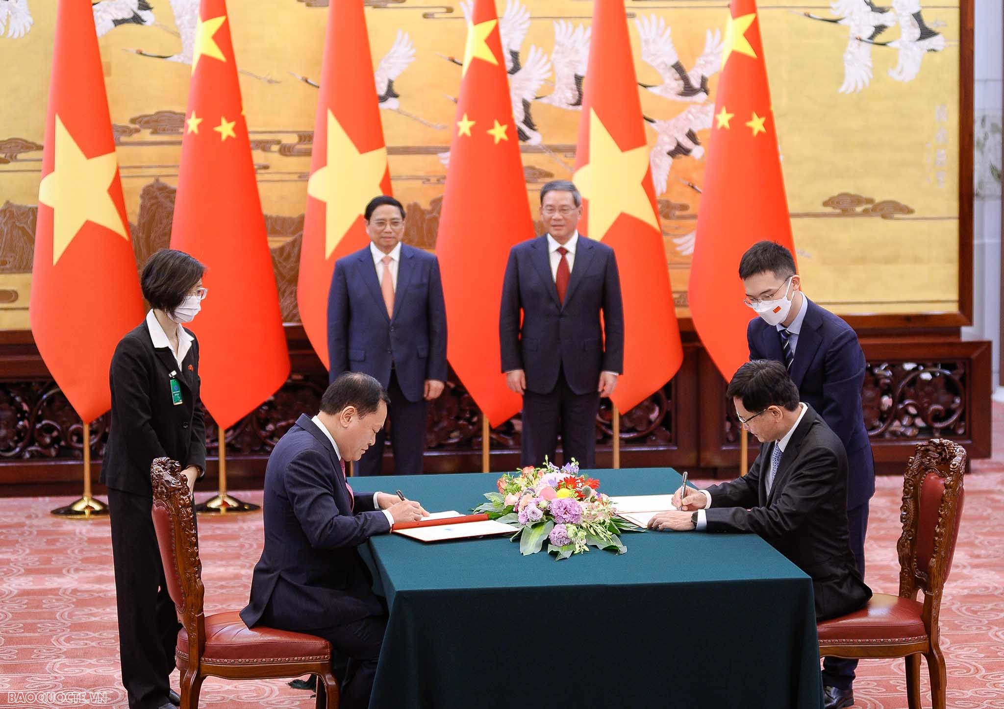 Prime Minister Pham Minh Chinh, Chinese Premier Li Qiang hold talks in Beijing