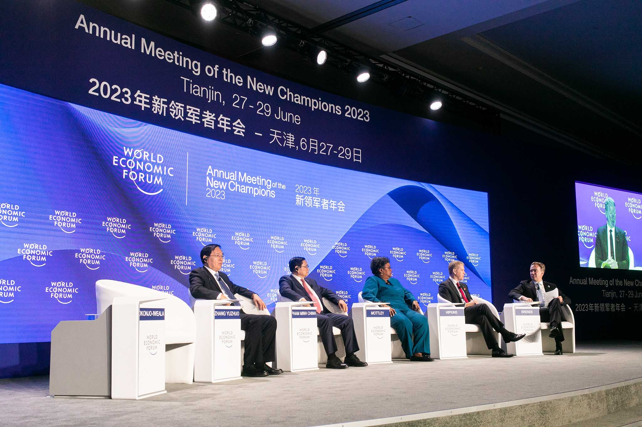 Prime Minister outlines approaches, orientations against "headwinds" at WEF debate in Tianjin