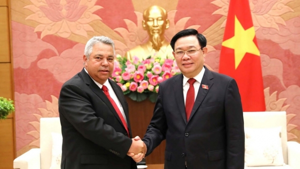NA Chairman Vuong Dinh Hue receives Central Union of Cuban Workers delegation