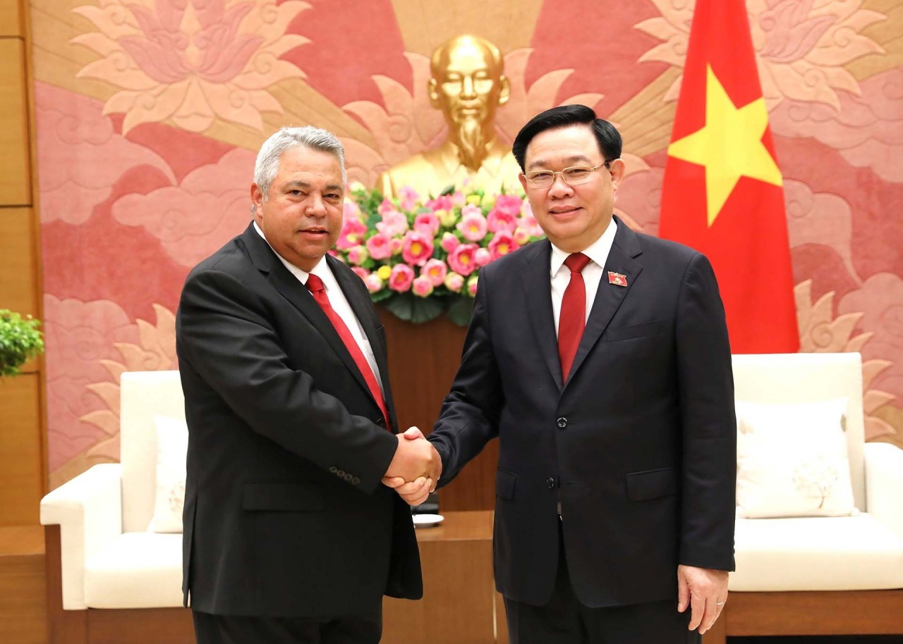 NA Chairman Vuong Dinh Hue receives Central Union of Cuban Workers delegation