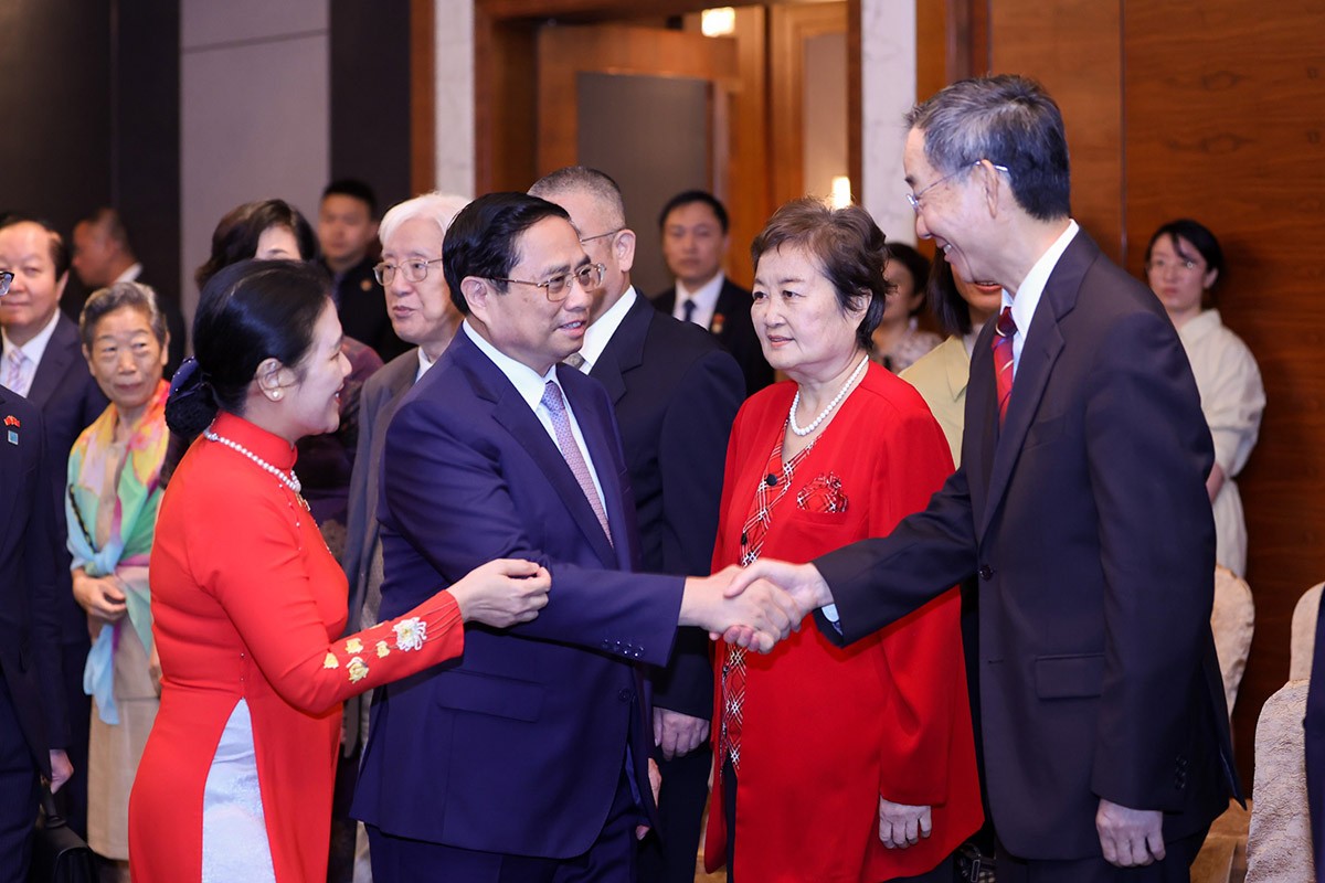 Prime Minister meets Chinese friendship scholars in Beijing
