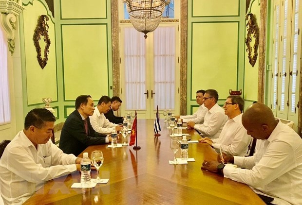 Vietnam Party delegation visits Cuba, strengthening historic relations