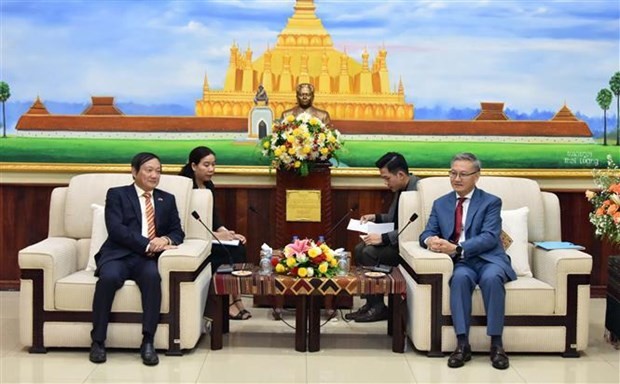 Vietnamese Ambassador to Laos Nguyen Ba Hung (R) and Thongsavanh Phomvihane, head of the Lao People's Revolutionary Party (LPRP) Central Committee's Commission for External Relations, at their meeting on June 28.  (Photo: VNA)