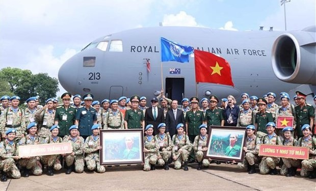 President Vo Van Thuong, military officials, and members of Level-2 Field Hospital Rotation 5 and Engineering Unit Rotation 2 at the deployment ceremony on June 29. (Source: VNA)