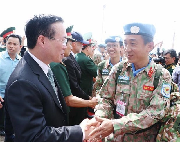 President Vo Van Thuong (L) bids farewells to officers deployed to the UN missions in South Sudan and Abyei on June 29. (Source: VNA)