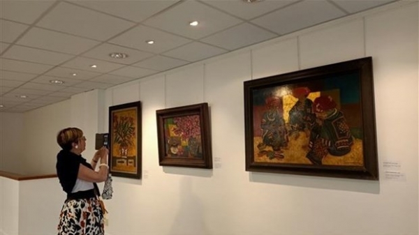 Traditional materials of Vietnamese painting art introduced in France