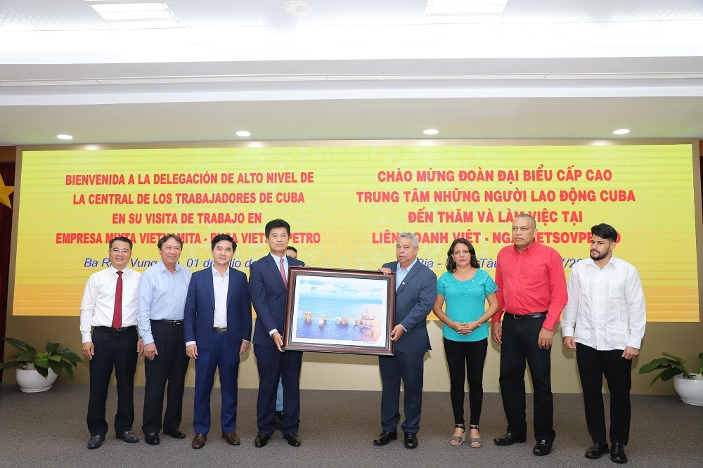 (07.02) Mr. Nguyen Tien Vinh, Deputy Chairman of the Vietsovpetro, gifted souvenirs to Cuban delegation led by Mr. Ulises Guilarte de Nacimiento, Politburo Member, Secretary General of the Central Union of Cuban Workers (CTC). (Photo: VNA)