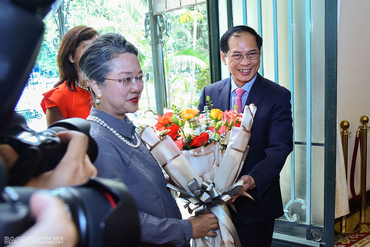 FM Bui Thanh Son, UN Under Secretary-General Armida Salsiah Alisjahbana hold talks