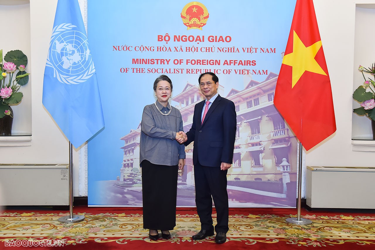 FM Bui Thanh Son, UN Under Secretary-General Armida Salsiah Alisjahbana hold talks