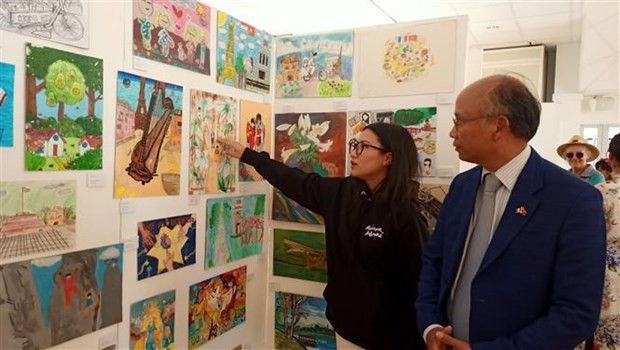 An exhibition of paintings by Vietnamese-origin children at the Vietnam Festival in Larmor-Plage. (Photo: VNA)