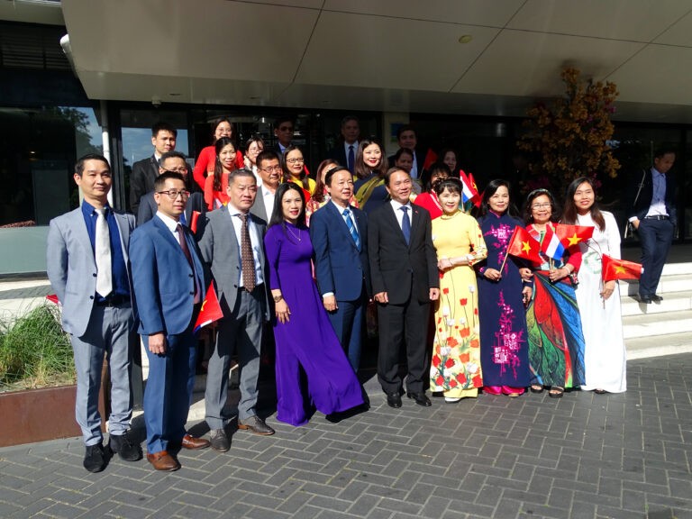 Vietnamese delegation with his Excellency Mr. Trần Hồng Hà, Vietnamese Deputy Prime Minister and Ambassador Pham Viet Anh. (Source: diplomatmagazine)