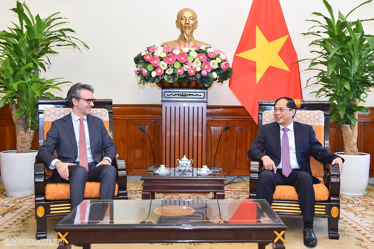 Foreign Minister receives outgoing Ambassador, Head of EU Delegation to Vietnam.