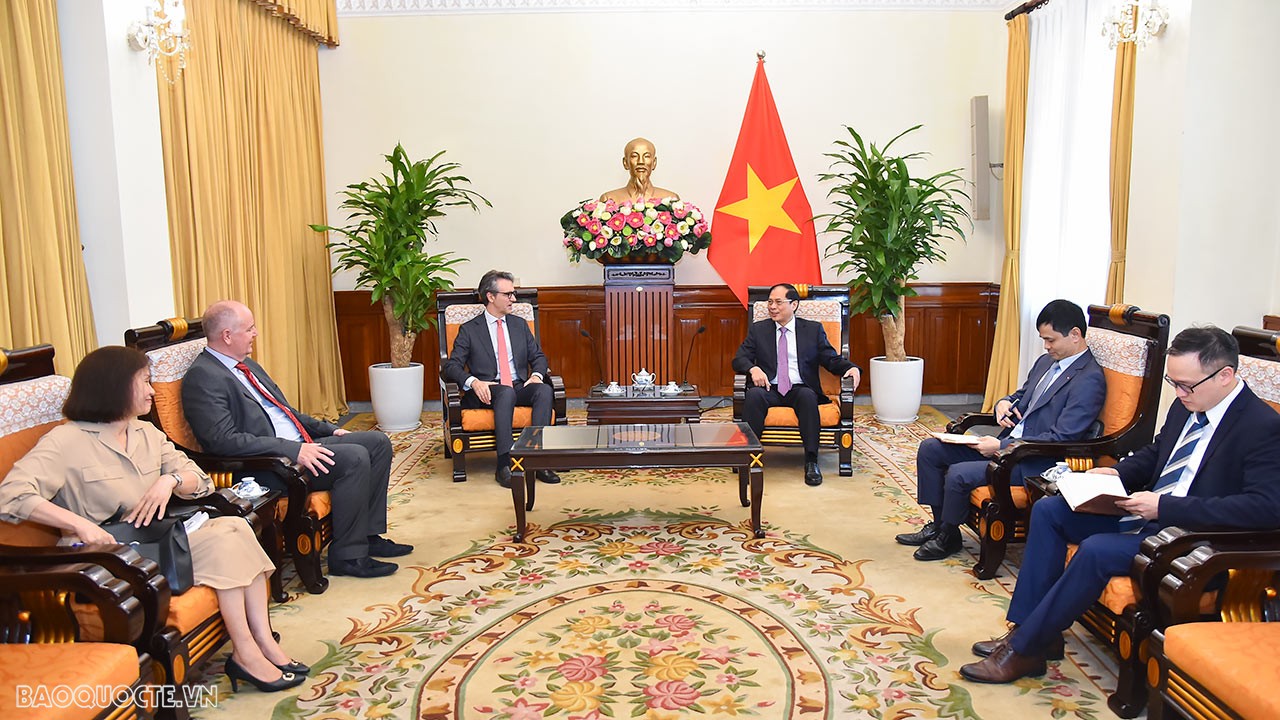 Foreign Minister receives outgoing Ambassador, Head of EU Delegation to Vietnam.