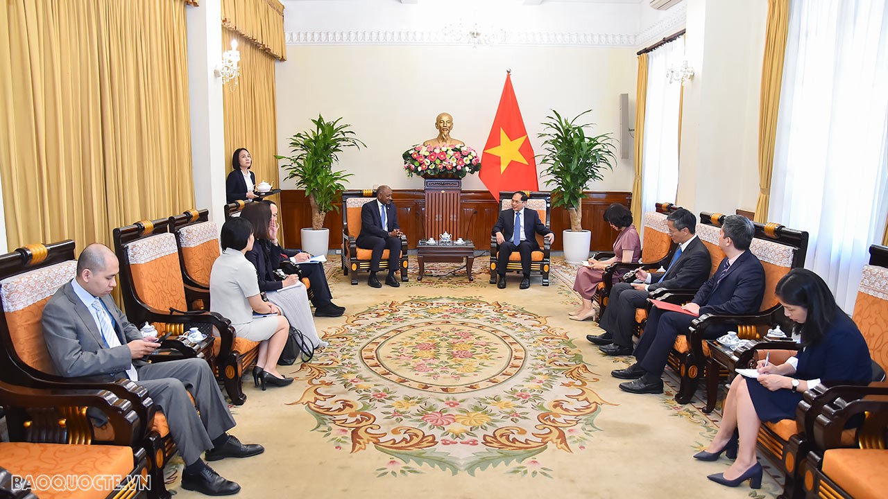 FM Bui Thanh Son receives UNESCO Assistant Director-General Edouard Matoko
