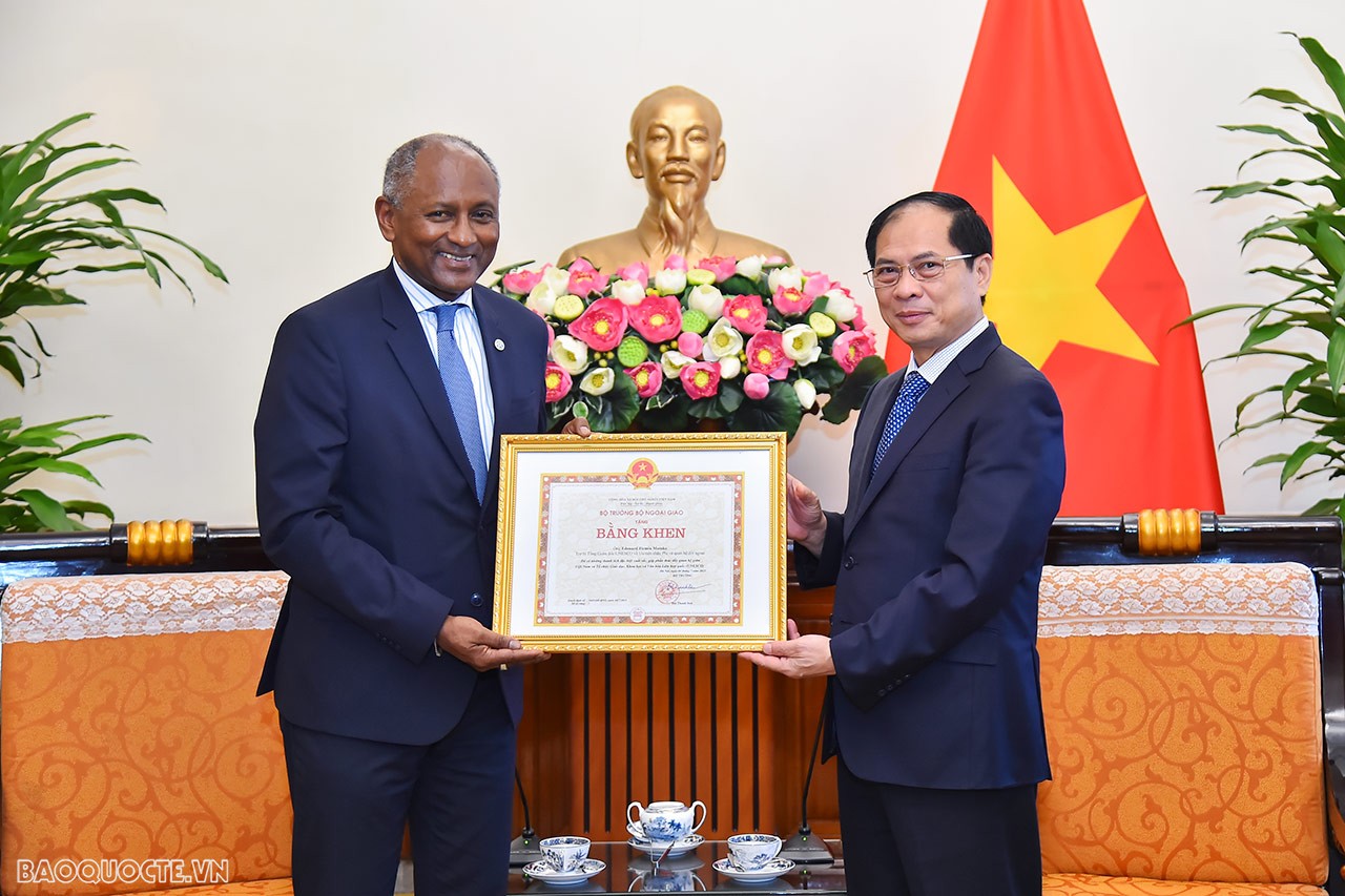 S&aacute;ng ng&agrave;y 6/7, tại trụ sở Bộ, Bộ trưởng Ngoại giao B&ugrave;i Thanh Sơn đ&atilde; tiếp &ocirc;ng Firmin Edouard Matoko, Trợ l&yacute; Tổng Gi&aacute;m đốc UNESCO về Ưu ti&ecirc;n ch&acirc;u Phi v&agrave; Quan hệ đối ngoại đến ch&agrave;o nh&acirc;n chuyến thăm Việt Nam từ ng&agrave;y 2-6/7. (Ảnh: Tuấn Anh)