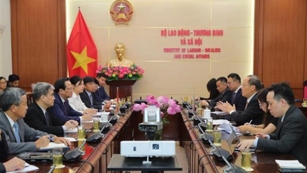 Vietnam, Singapore Ministers intensify cooperation in human resources training