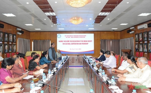 An overview of meeting between representatives of the Vietnam Union of Friendship Organisations and the Indian Society for Cultural Co-operation and Friendship. (Photo: qdnd.vn)